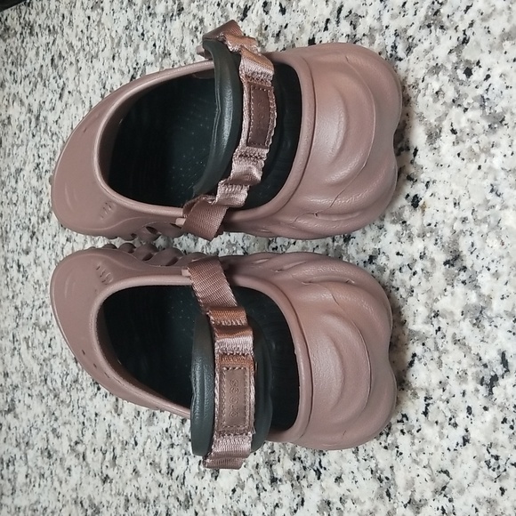 CROCS ECHO CLOGS - W10/M/8 - Picture 2 of 4